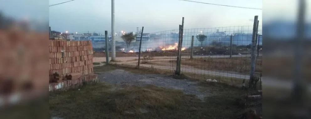 Se desató un incendio que no se puede controlar: bomberos en camino