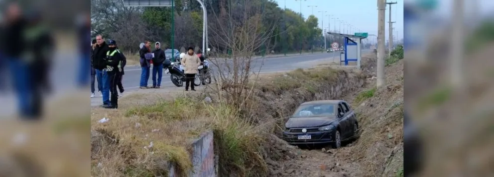 Violento accidente: un auto terminó dentro del canal