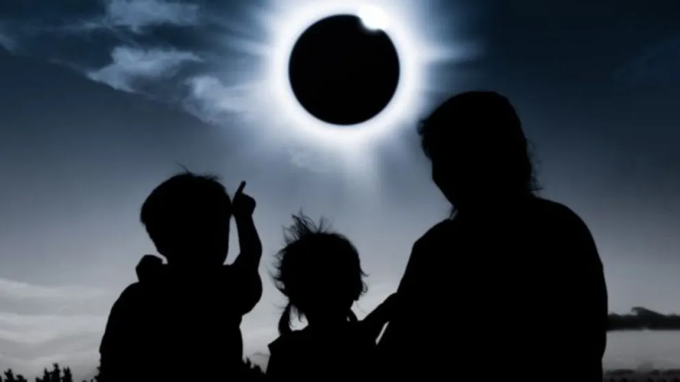 Eclipse solar: "Se va a disponer de pantallas tanto en el parque Bicentenario como en el cerro San Bernardo"