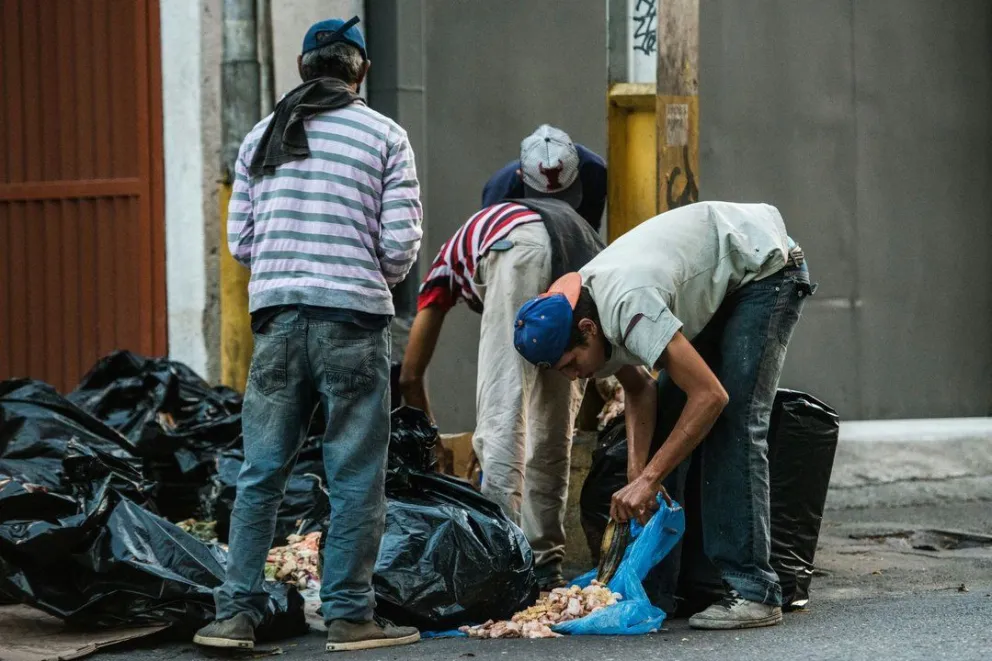 Postales de la crisis: 'La gente come de la basura”