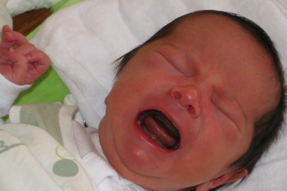 Se enteró que el bebé no era suyo, y quiso matarlo