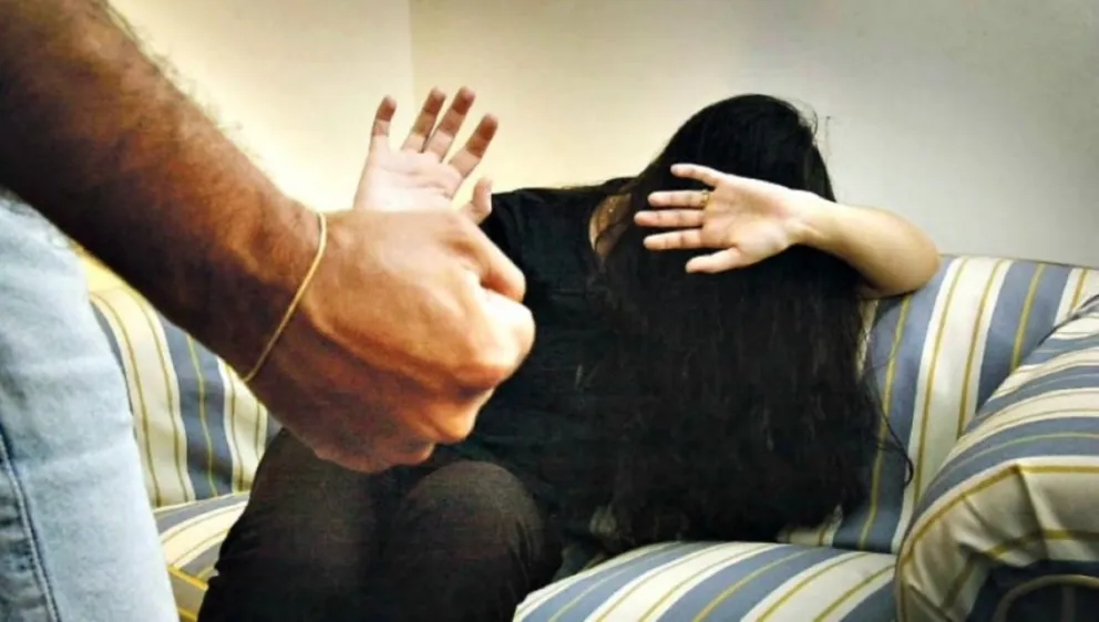 Le pidió al marido que respetara el luto por su madre muerta, y él reaccionó de la forma más cruel