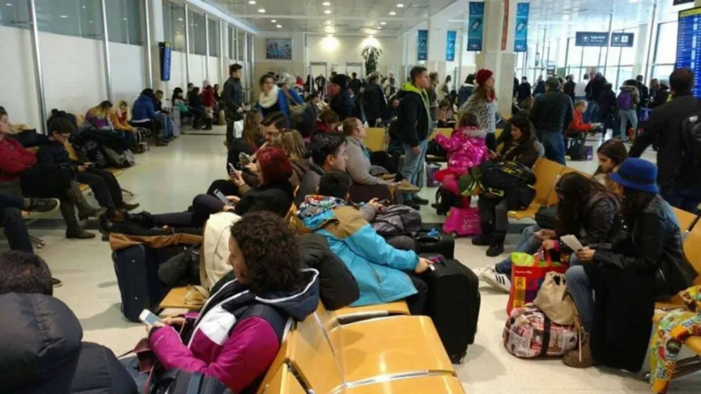 De terror: turistas quedaron varados en el aeropuerto Martín Miguel de Güemes