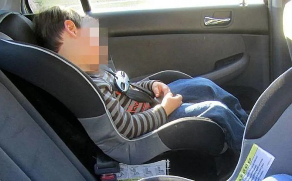 Encerraron a sus hijos dentro del auto, y se fueron a bailar