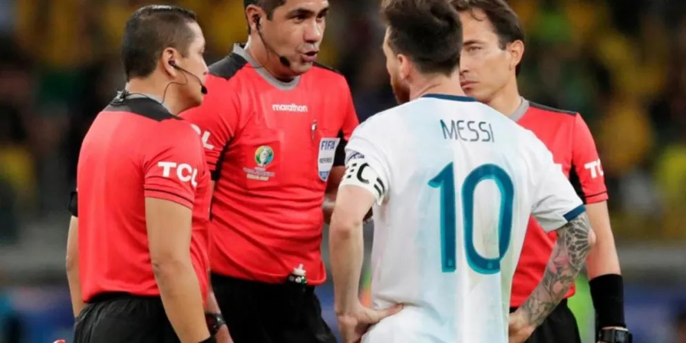 El árbitro del partido Argentina – Brasil rompió el silencio