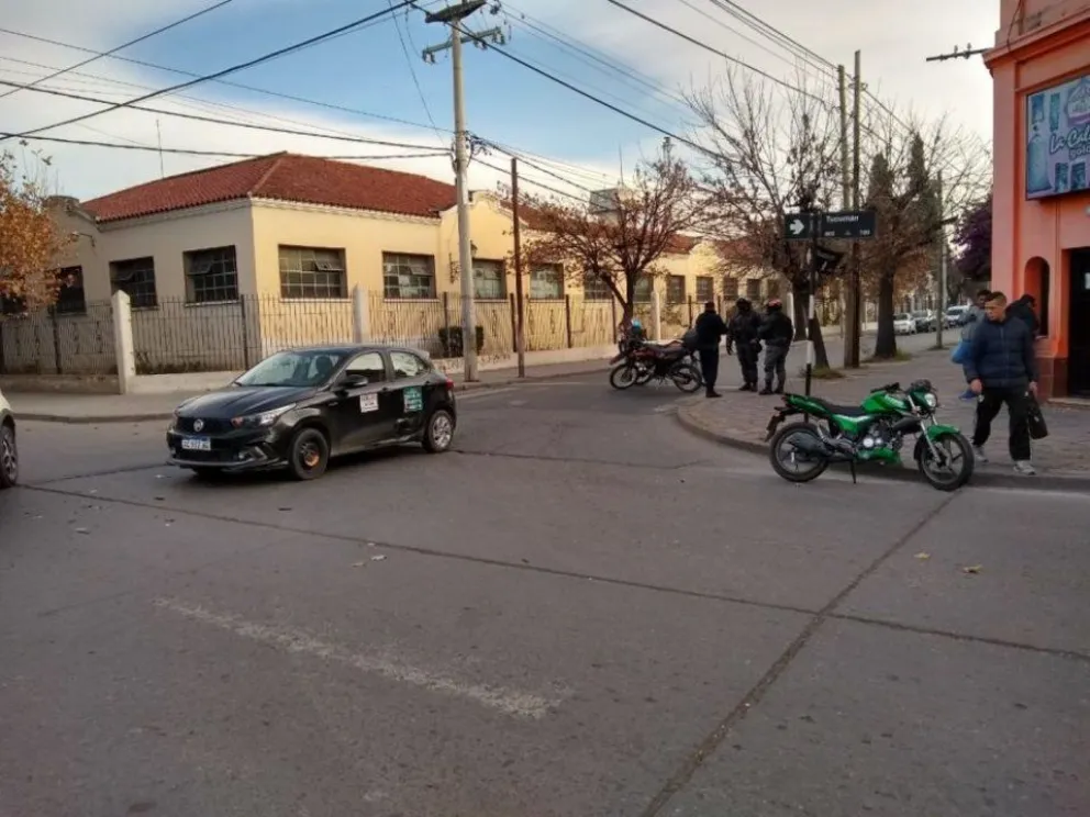 El jueves comenzó mal: tremendo choque entre una moto y un remis