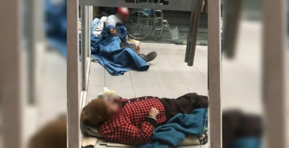 Triste imagen del banco Santiago del Estero: los abuelitos salteños duermen en el suelo