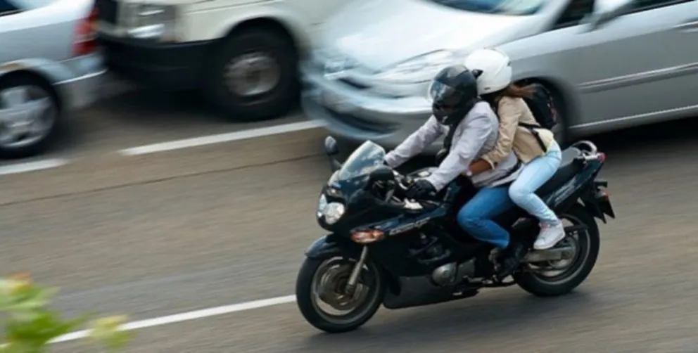 Una pareja fue demorada cuando circulaban en motos robadas