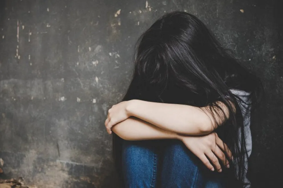 Sorprendió a su pareja saliendo del cuarto de su hija, y descubrió lo peor
