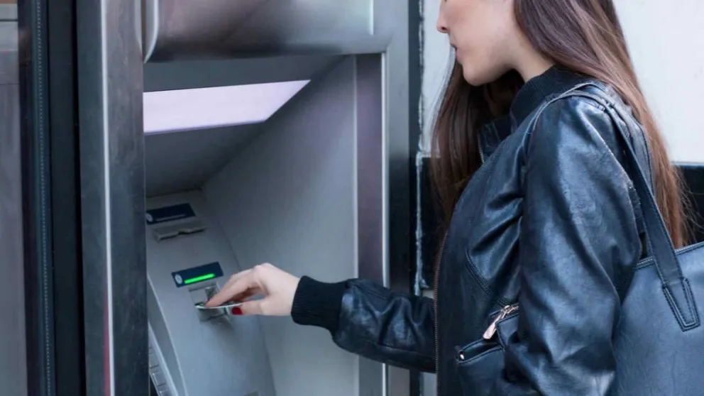 Se olvidó la tarjeta en un cajero automático, y dos salteñas aprovecharon la ocasión