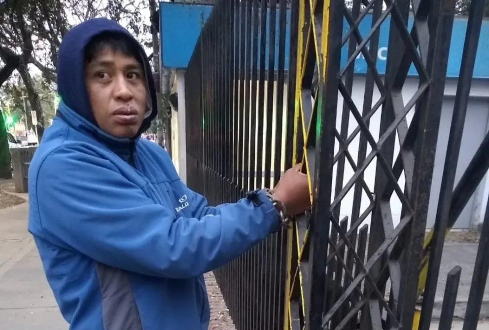 Desesperación: salteño se encandenó y se cosió la boca fuera del IPV. ¿Qué pasó?