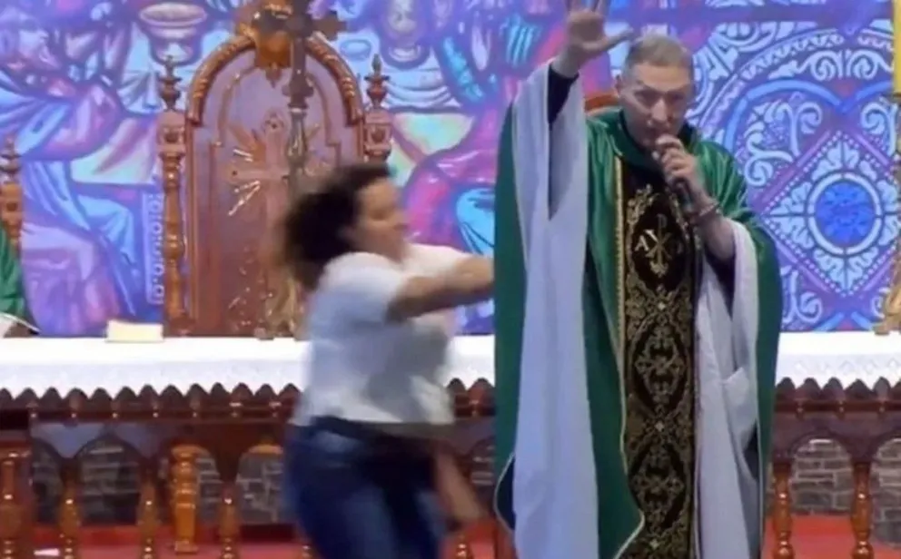 VIDEO. Una mujer tiró al vacío de un empujón a un sacerdote en plena misa