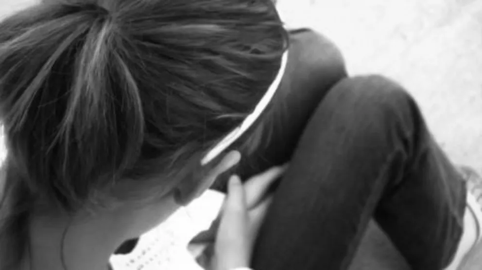 Encerró a su hermanita en un cuarto para que el amigo abuse de ella