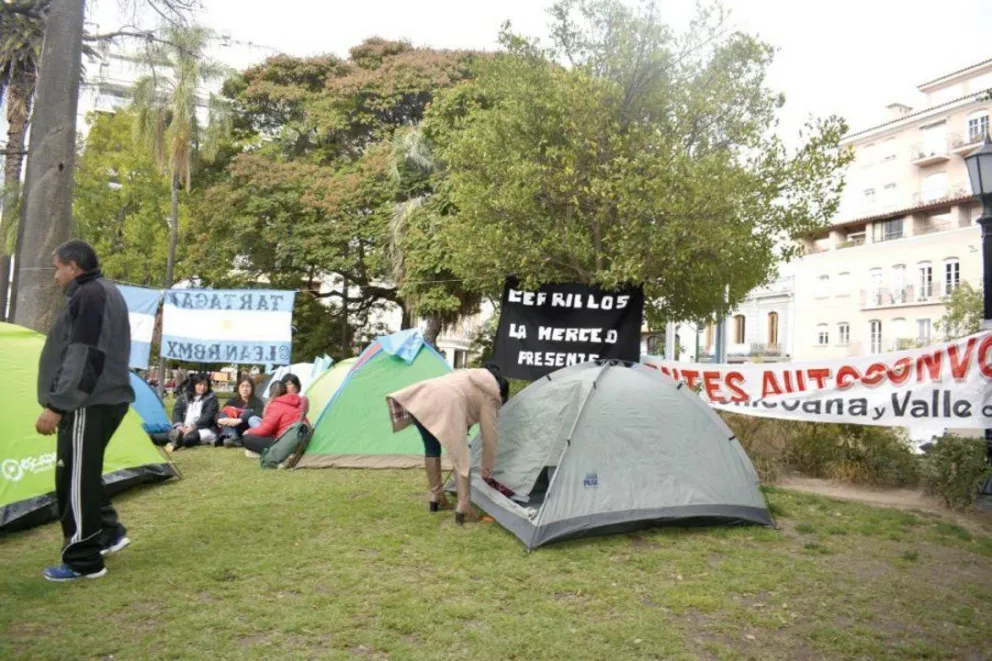 Caos: acampe docente en la plaza