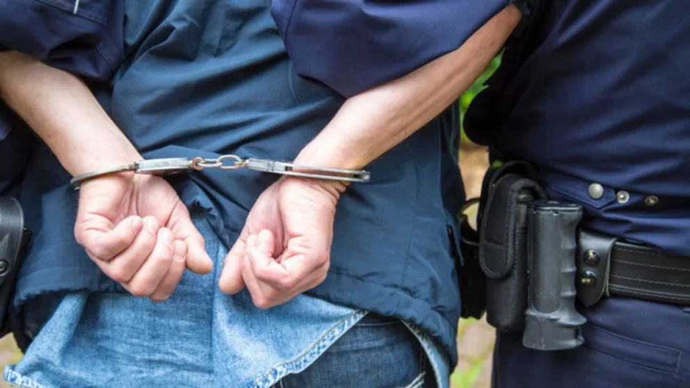 Hasta las manos: cayó un remisero dealer