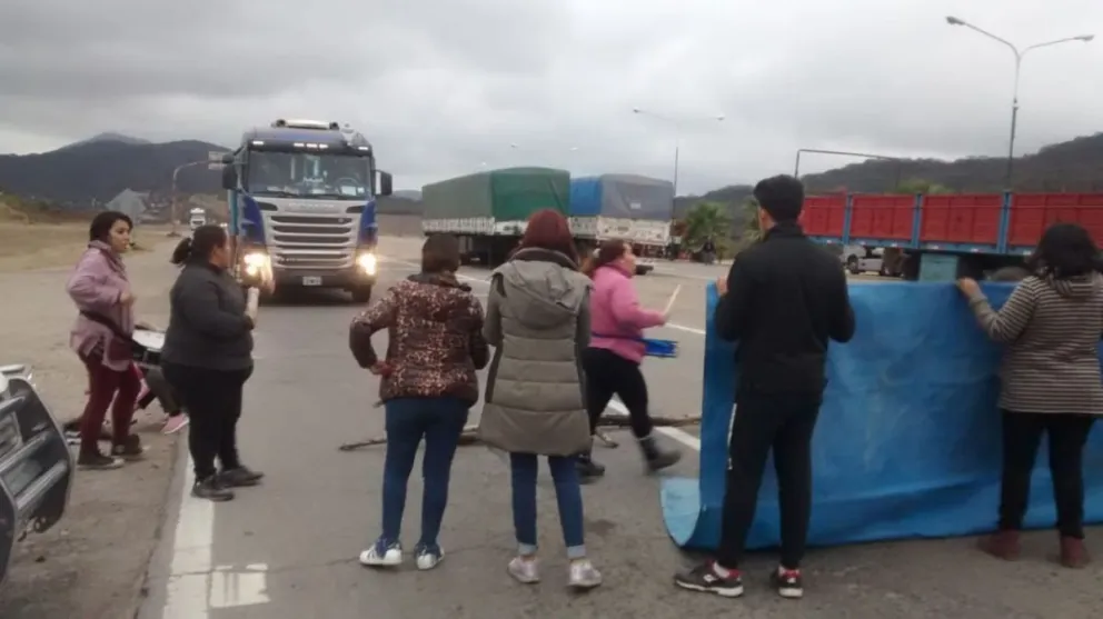 Tensión: docentes autoconvocados cortaron la ruta