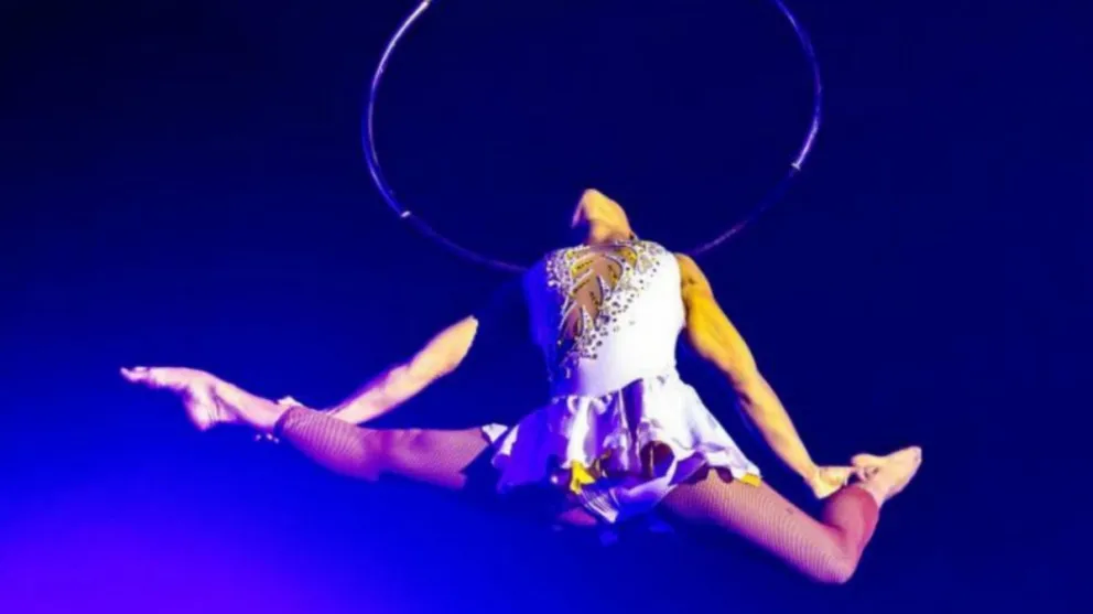 ¡Dale play!: momento exacto en la que una acróbata de circo cae en plena función