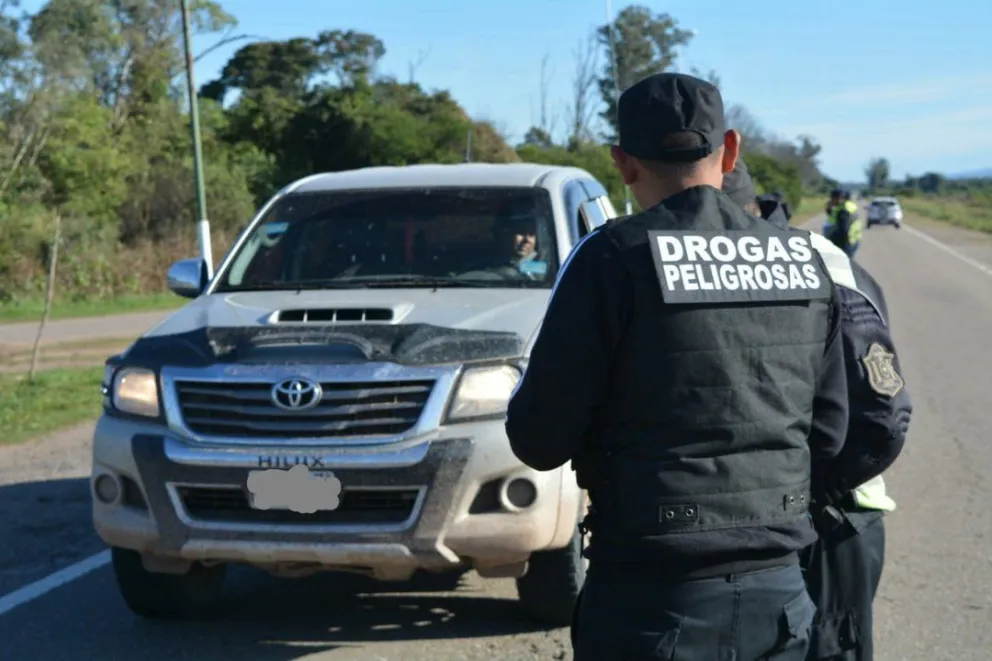 Vieron a la Policía, y tiraron una bolsa desde el auto