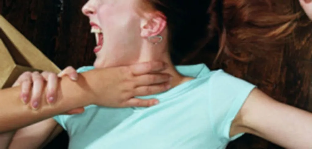 Fue a denunciar a su novio por violencia de género, y él la ahorcó en la comisaría
