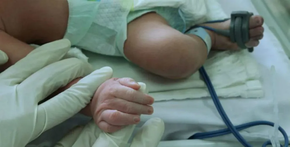 Dijeron que su beba se había caído de la cama, pero los médicos descubrieron algo aberrante