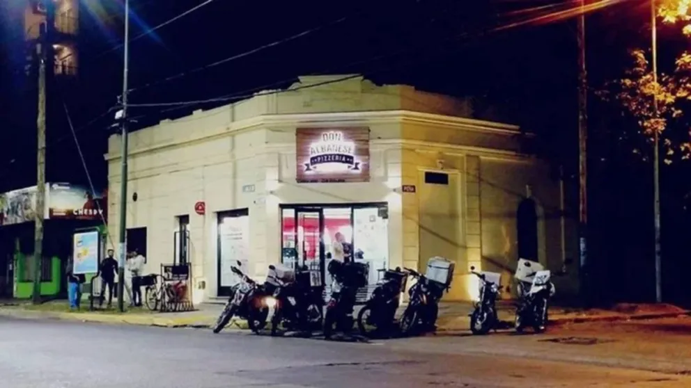 Robaron una pizzería y mataron al dueño de un balazo delante de todos porque no se pudo sacar la alianza