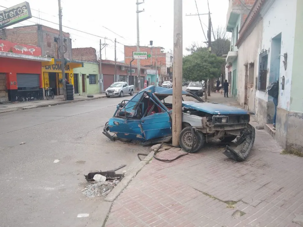 Ebrio al volante: salteño se estampó contra un poste