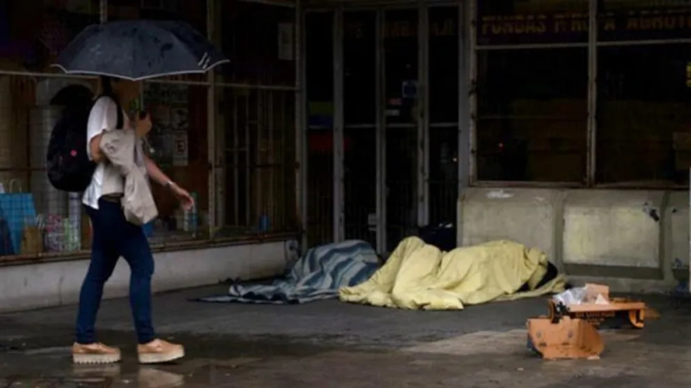 ¡Dale play!: un comerciante corre de su vereda a un indigente con una hidrolavadora