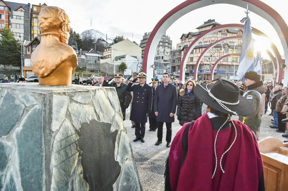 Juan Manuel Urtubey homenajeó a Güemes en Ushuaia
