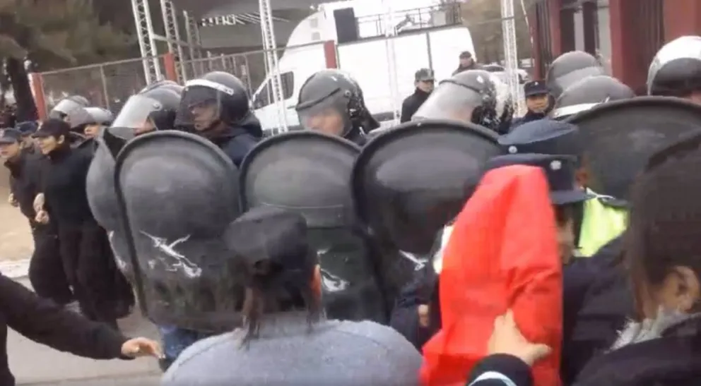 Tensión en Grand Bourg: hubo empujones entre docentes y policías