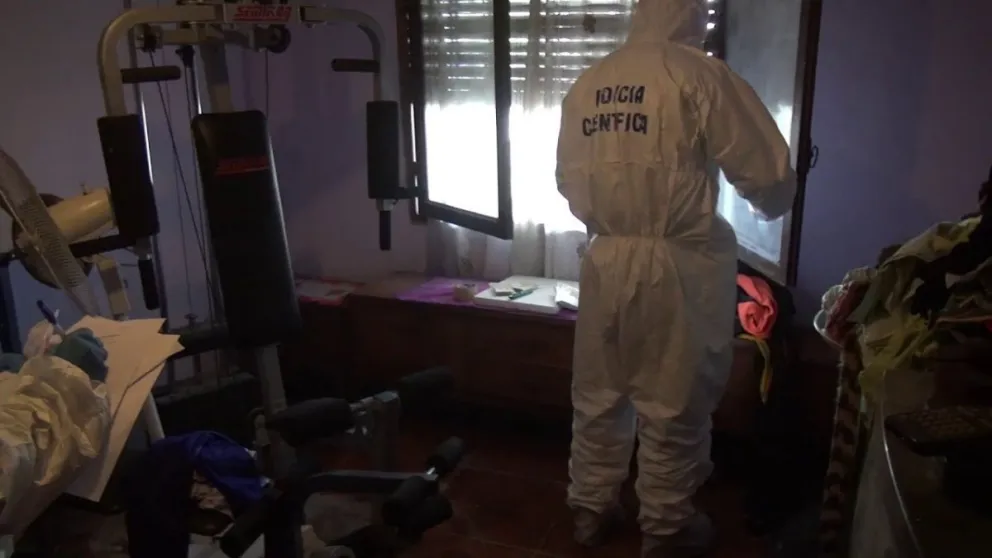 Macabro: encontró un cadáver semienterrado debajo de una cama