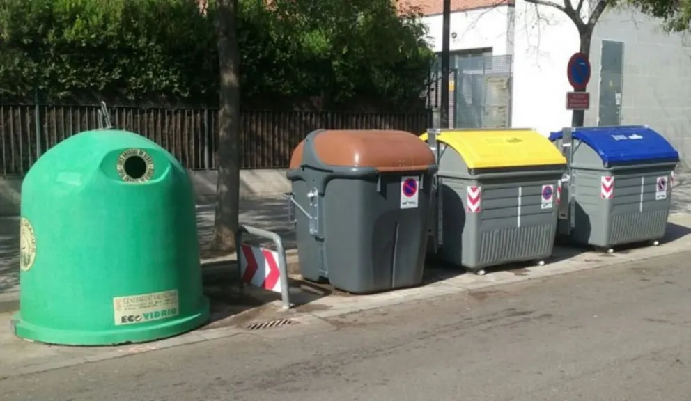 VIDEO. Paseaba por la ciudad, y encontró a una pareja teniendo sexo entre los contenedores de basura
