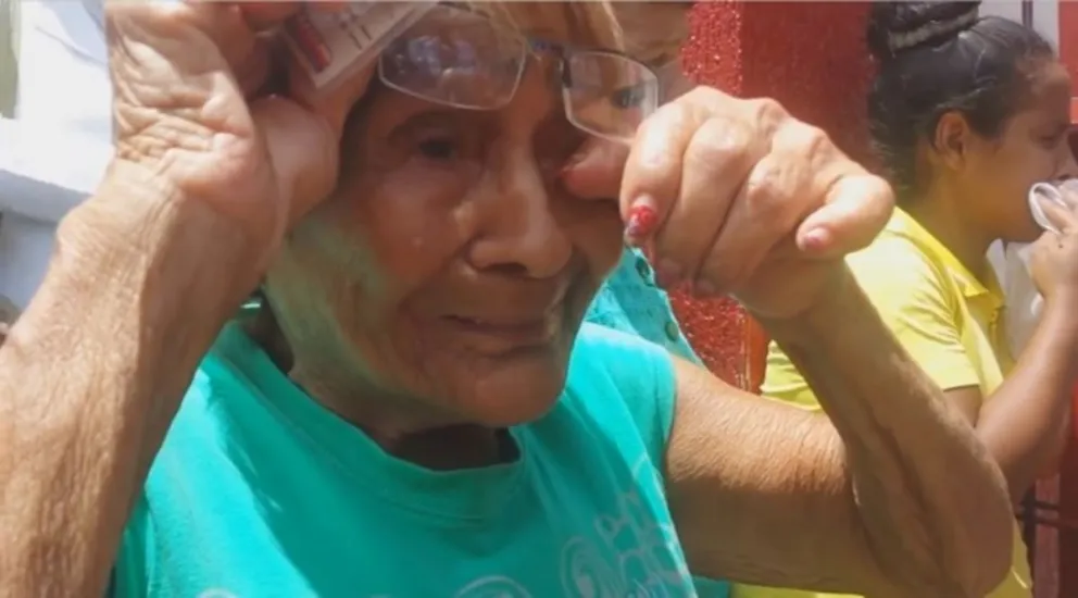 Una abuelita fue echada por su hija y no tiene donde dormir