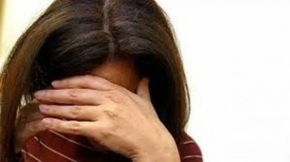Sufría violencia de género: amigo de su ex pareja, tocó el timbre de su casa y le tiró acido