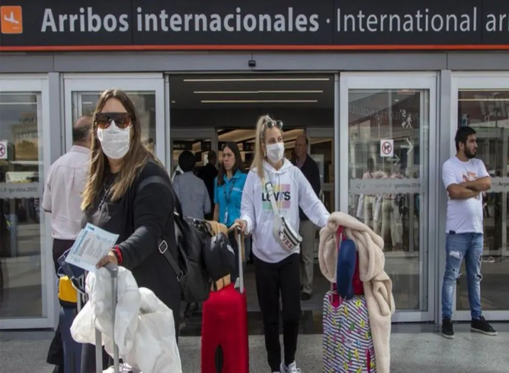 Eliminarán los cupos de pasajeros que regresen al país por vía aérea