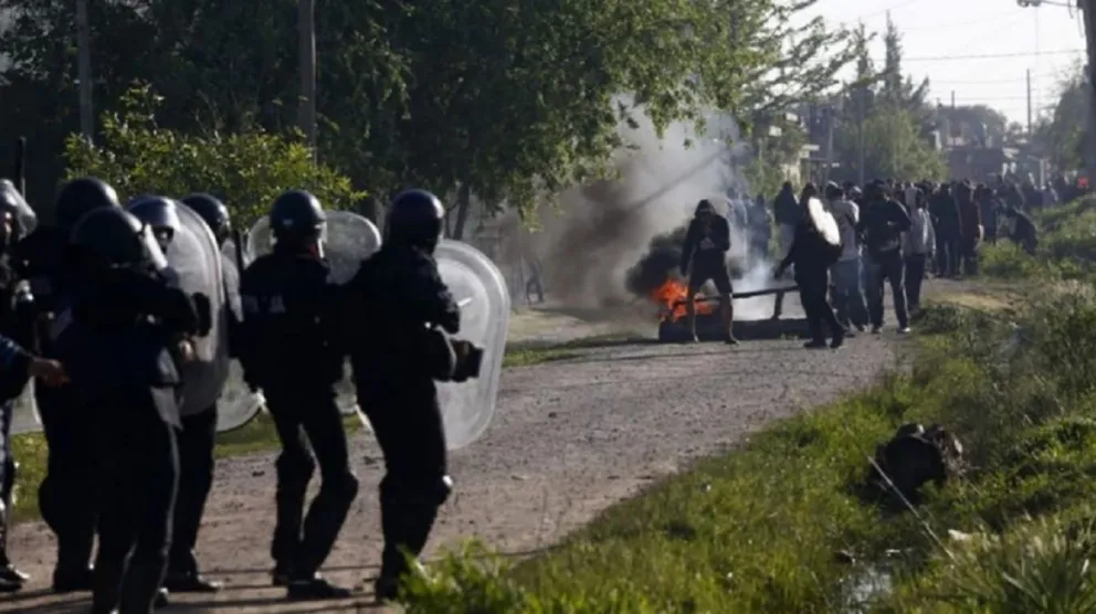 [Impactantes imágenes] Disparos, pedradas y mucha violencia: así fue el desalojo en Guernica