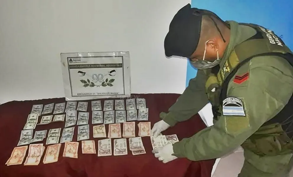 Mientras el gil laburante pelea por conseguir 200 dólares, Gendarmería atrapa a bolivianos con enormes cantidades