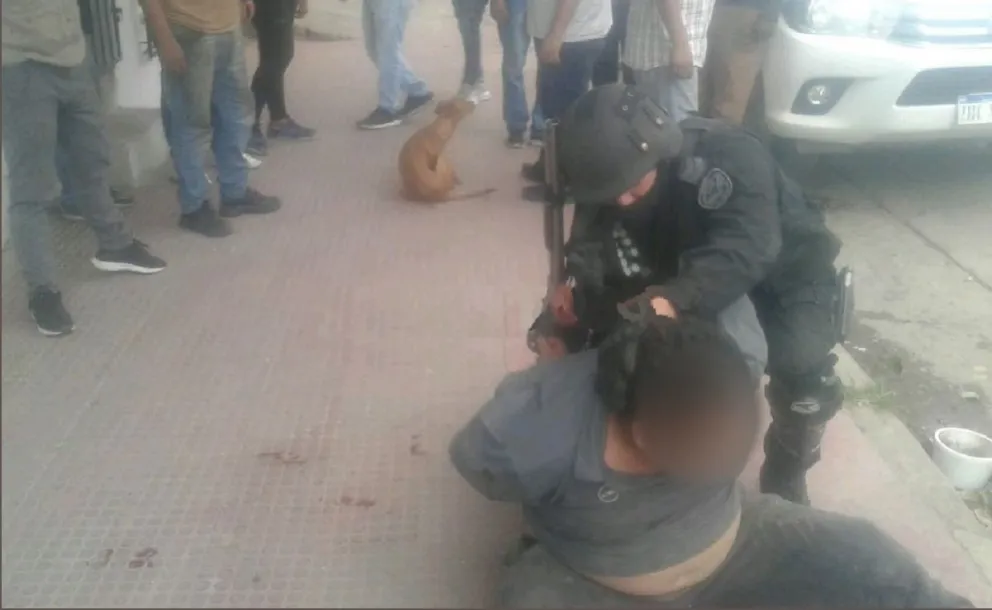 Furia e indignación en Salta: vecinos capturaron a un motochorro e intentaron lincharlo en pleno centro