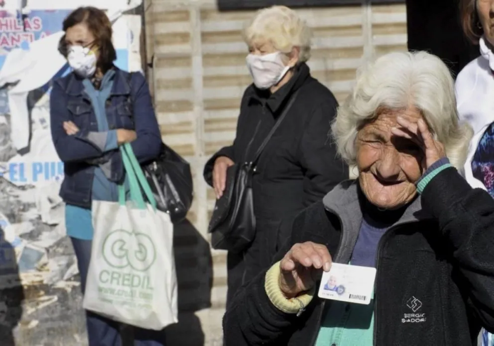 Más y más ayuda económica: las distintas asistencias del Gobierno para intentar que los jubilados le ganen a la inflación