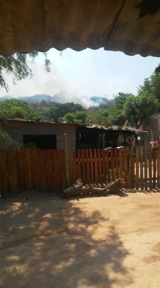 [TERRIBLES VIDEOS] Mientras los vecinos del interior reclaman por agua, a metros un incendio arrasa con todo