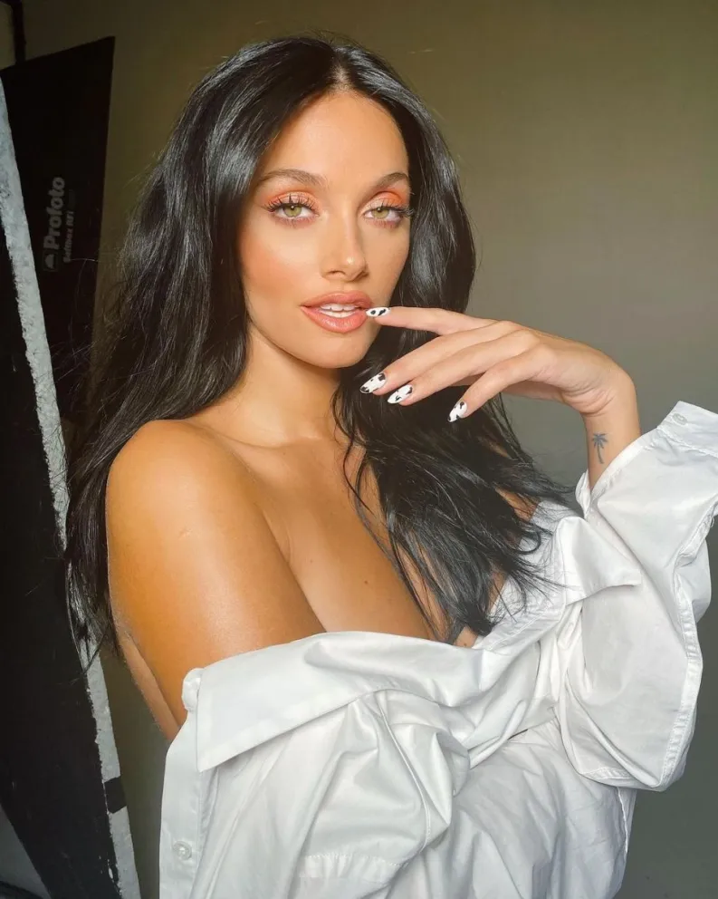¡Casi se le vio todo! Oriana Sabatini se mostró a puro fuego con una mirada sensual y una provocativa pose
