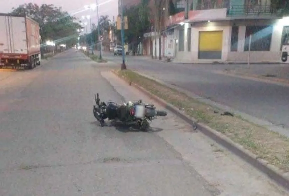 Madrugada trágica: joven salteña cayó de su moto y murió