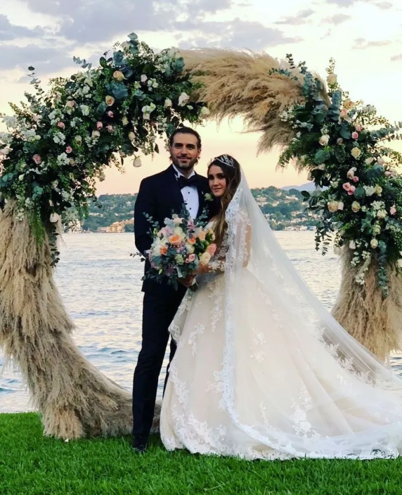 Dulce María celebró su primer aniversario y le dedicó un emotivo mensaje a su esposo y a su bebé