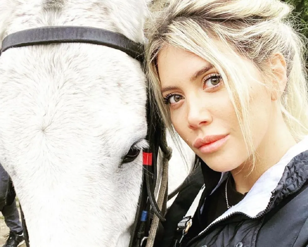 Wanda Nara posó con un atrevido escote que dejó ver de más y presumió de su gimnasio en casa