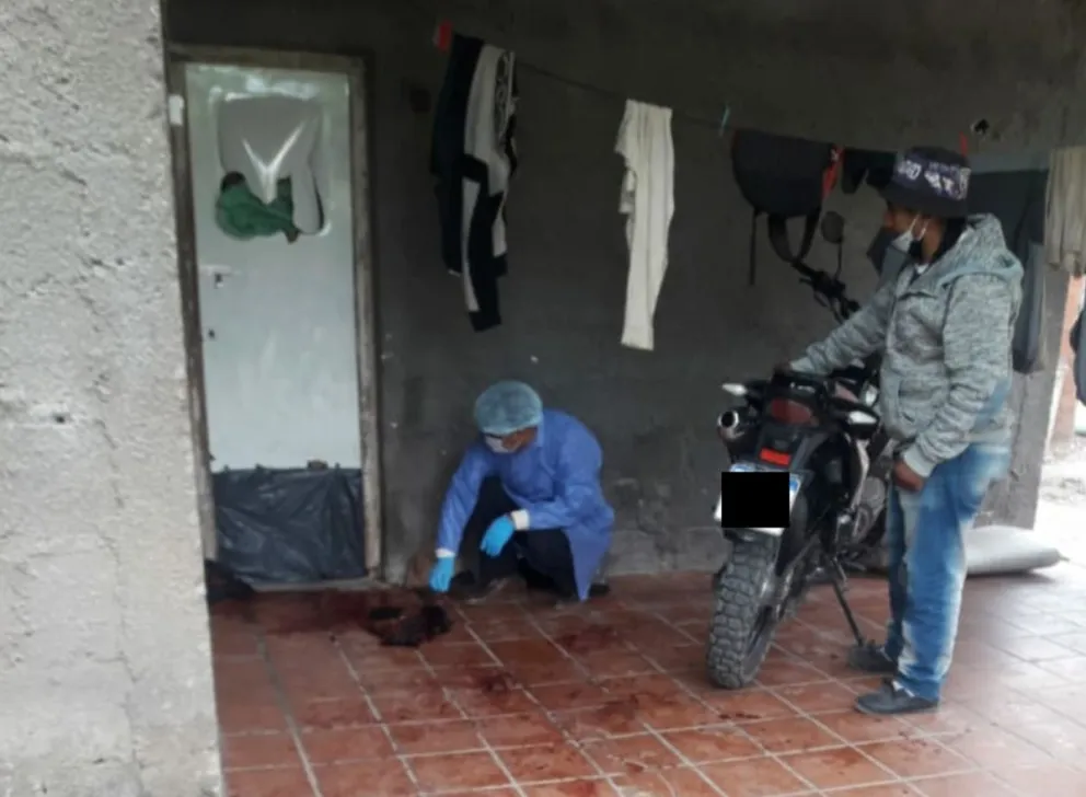 Aberrante y sangrienta escena en el interior: salteño intentó degollar con un cuchillo a su pareja y suicidarse