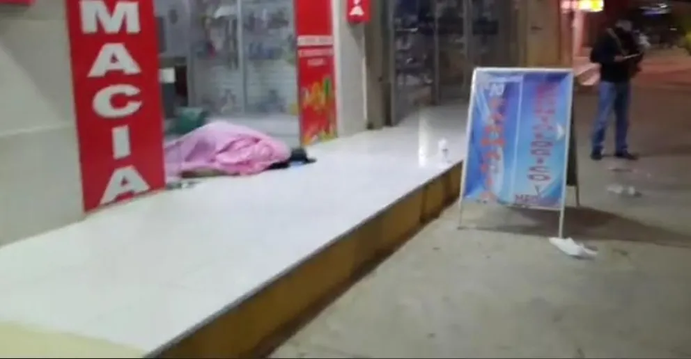 Una terrible muerte conmueve al norte: una mujer fue hallada sin vida en la puerta de una farmacia