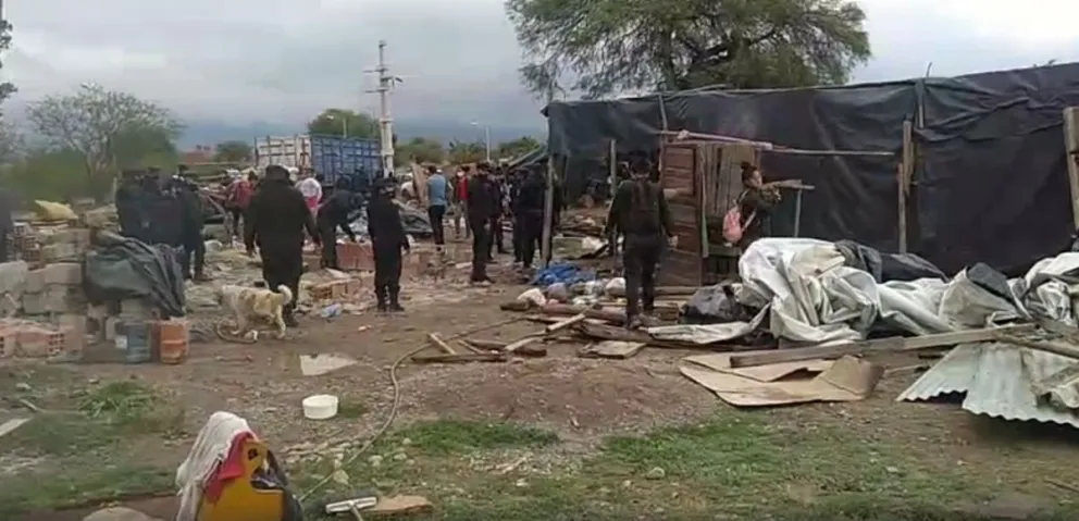 URGENTE | La policía logró su cometido: echaron a los salteños que habían tomado terrenos en San Lorenzo