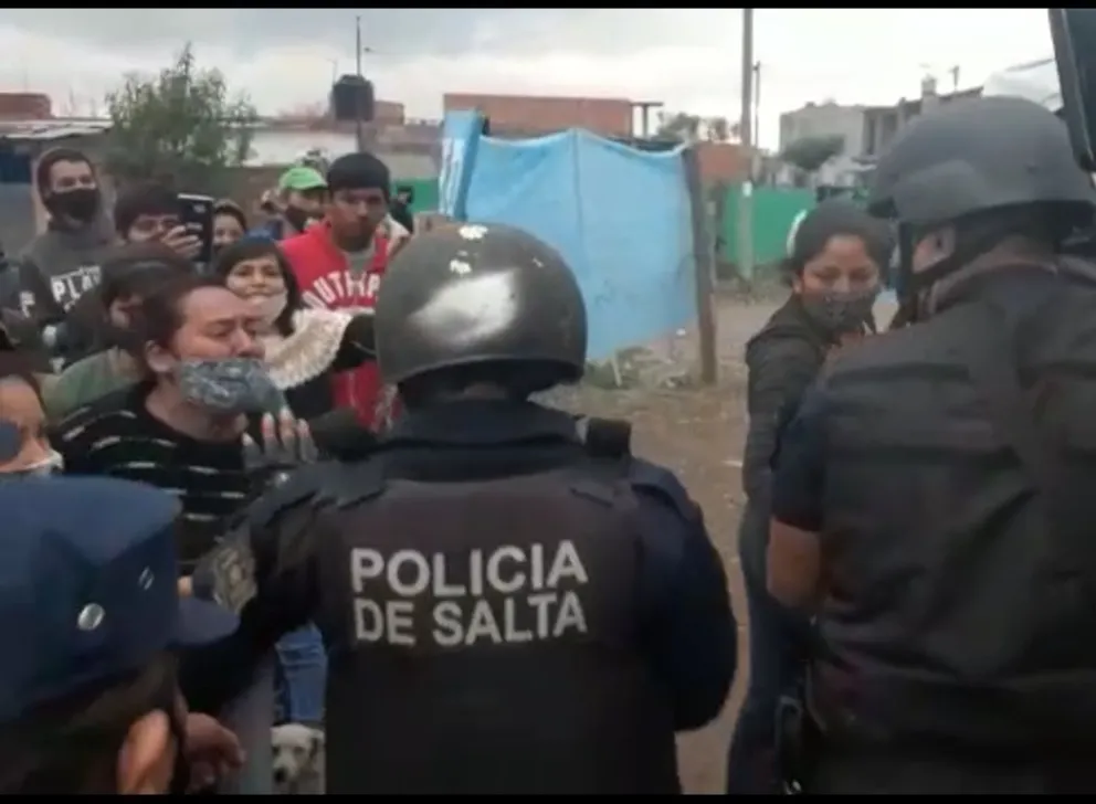 [TERRIBLES VIDEOS] Así desalojó la policía a los usurpadores del asentamiento Los Pinos
