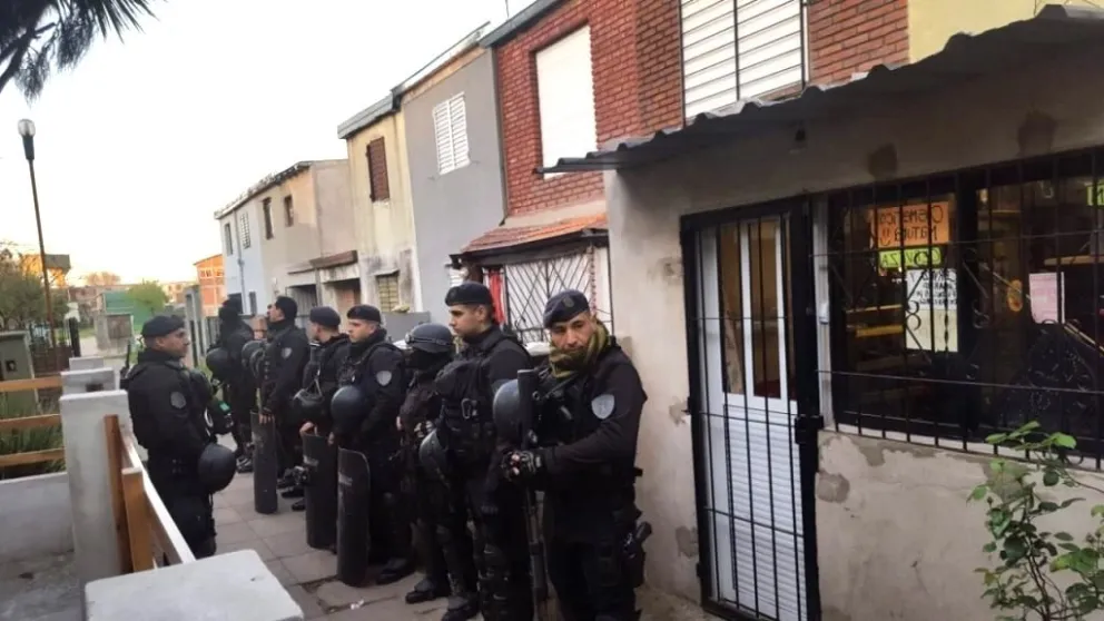 No vendían sugus ni chupetines: desbaratan un kiosco de drogas en uno de los barrios más picantes de Salta