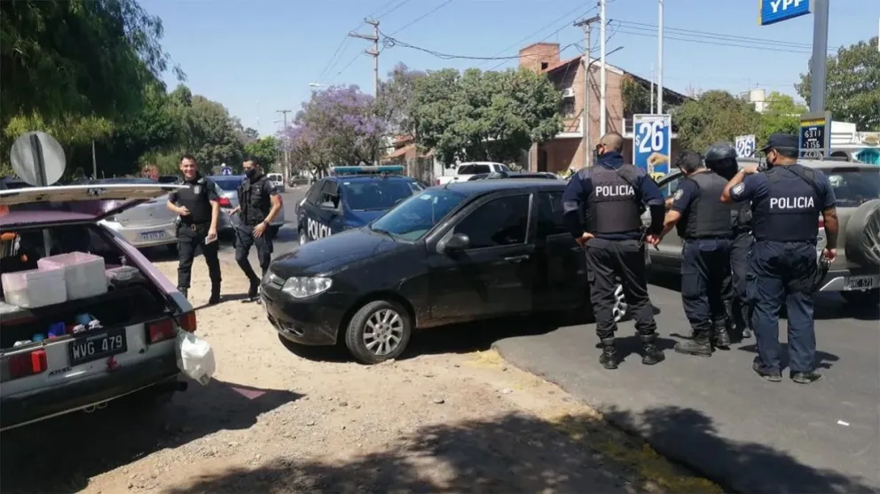 Dos autos creyeron estar dentro de una película: persecución y tiroteo frente a una escuela