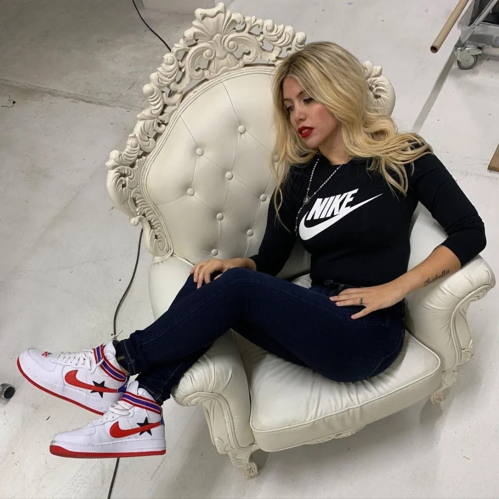 Wanda Nara de infarto: Un look osado y una sugerente pose prendieron fuego a todo